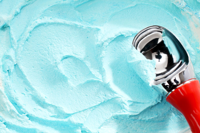 蓝色冰淇淋红色柄勺的大角度特写镜头