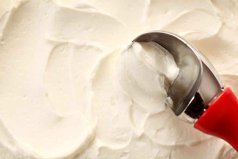 白色香草冰淇淋红色柄勺的大角度特写视图
