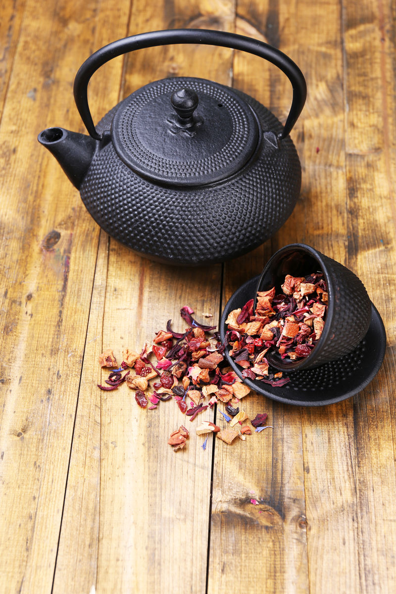 红茶壶碗和木槿花茶