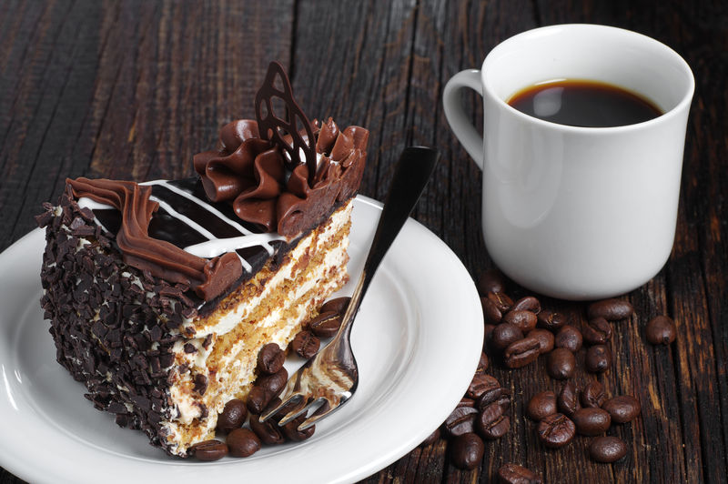 一块巧克力蛋糕和咖啡