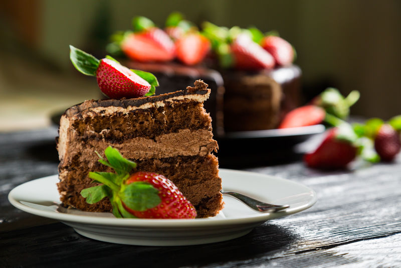 新鲜草莓巧克力蛋糕