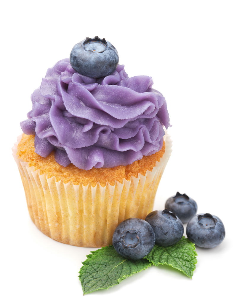 白底新鲜蓝莓蛋糕