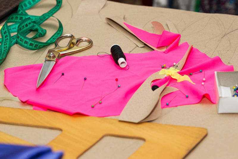 缝纫纺织品或布料裁缝的工作台纺织工具剪线轴卷尺和天然织物复制空间
