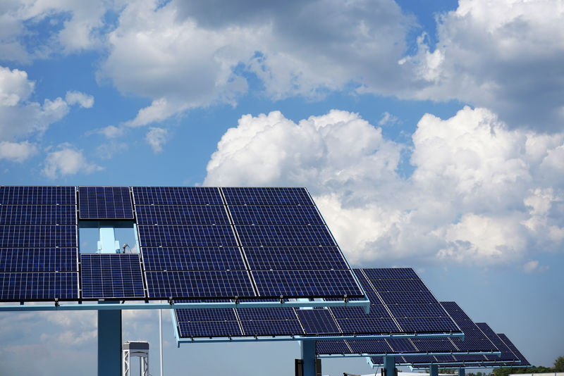 多云天太阳能电站太阳能电池板成排