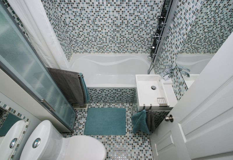 小型现代化浴室内部马赛克瓷砖