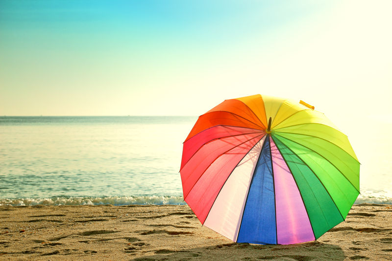 海滩复古风格的彩色雨伞