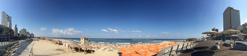 特拉维夫以色列：2015年8月31特拉维夫海滨海滩伞摩天大楼和大海