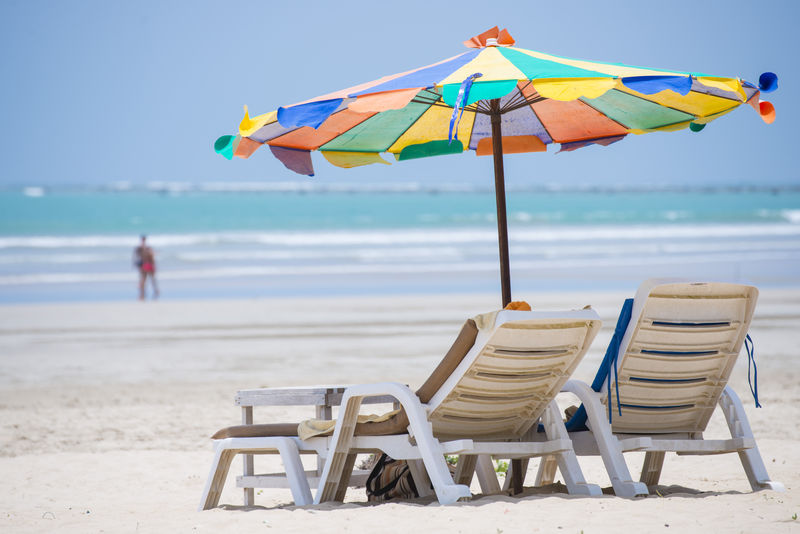 带彩色雨伞的沙滩椅