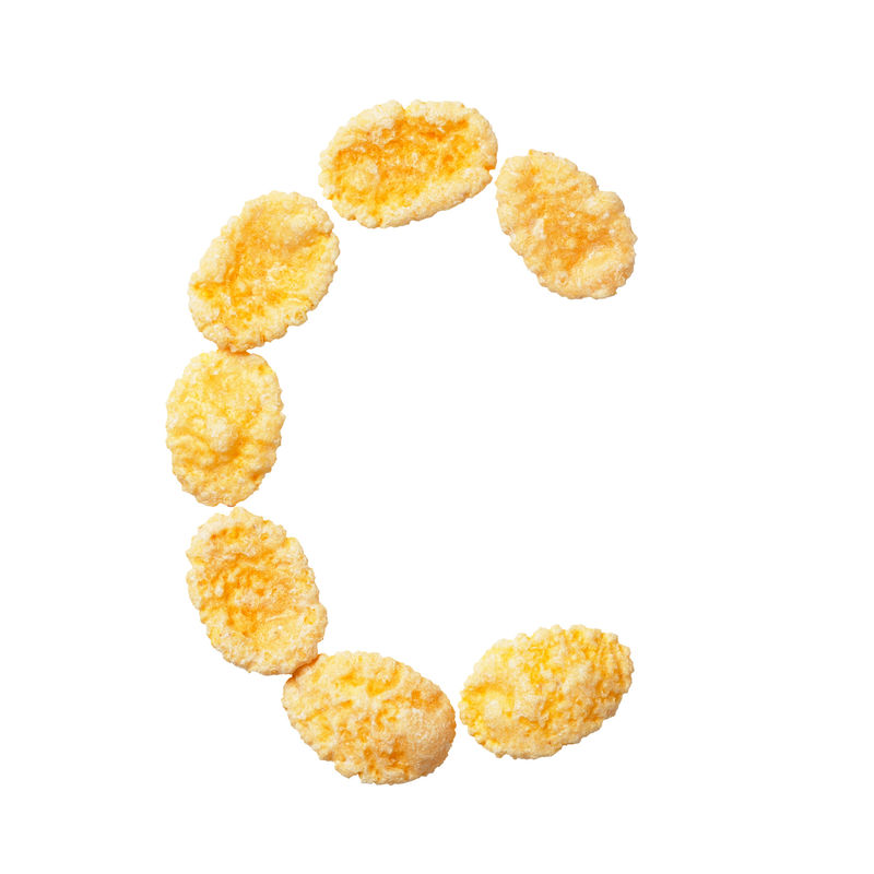 白色背景上的黄色玉米片字母C字母谷物薄片