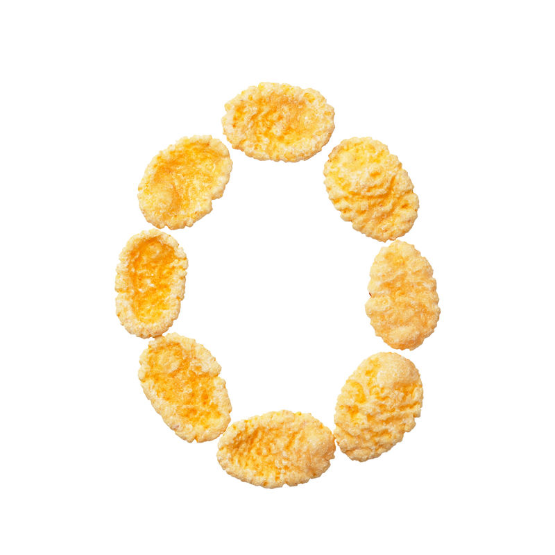 黄色玉米片字母O或数字0白色背景上隔离字母谷物薄片