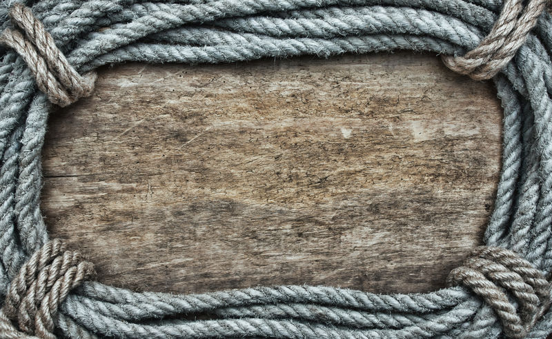 旧木背景上的绳子画框