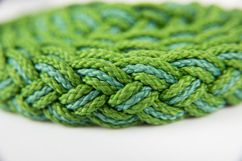 一卷白色的绿色编织绳
