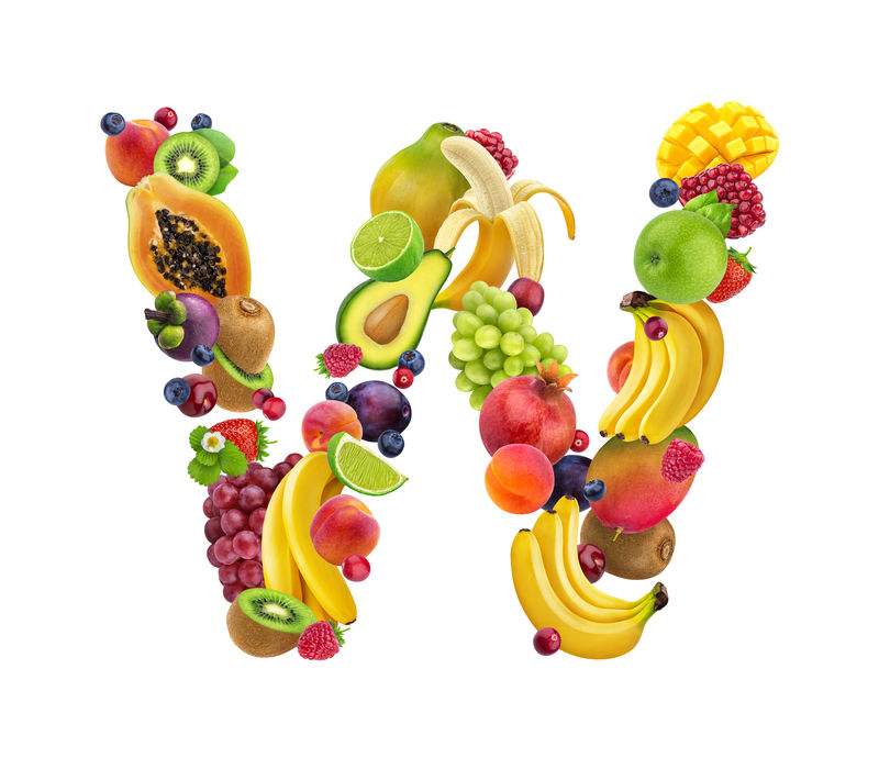字母W由不同的水果和浆果制成水果字母表以白色为背景