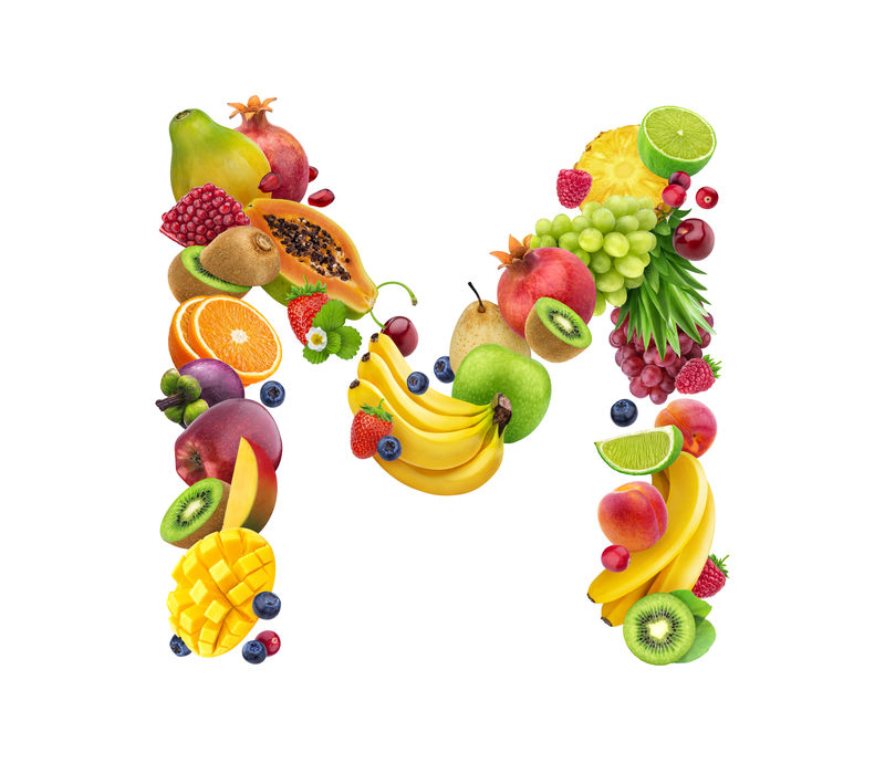 字母M由不同的水果和浆果制成水果字体以白色为背景健康的字母表