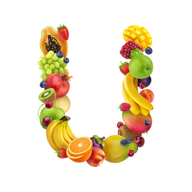 字母U由不同的水果和浆果制成水果字体以白色为背景健康的字母表
