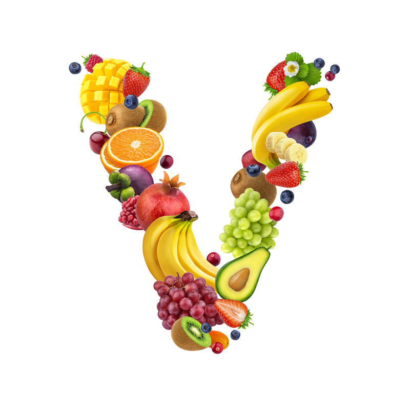 字母V由不同的水果和浆果制成水果字体以白色为背景健康的字母表
