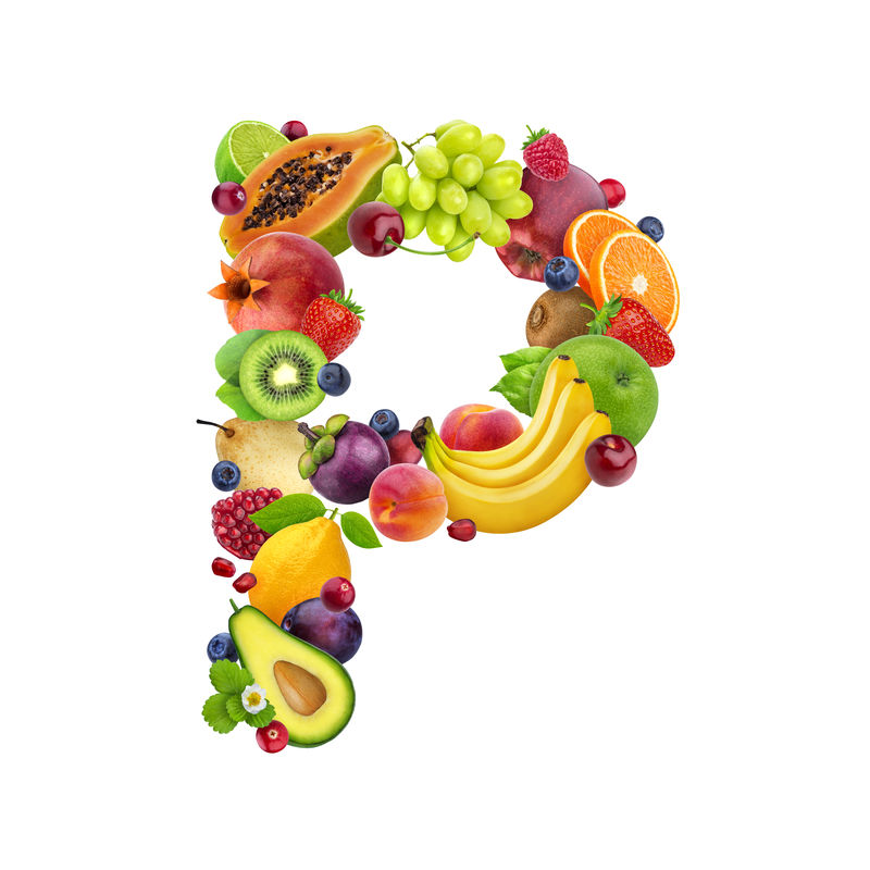 字母P由不同的水果和浆果制成水果字体以白色为背景健康的字母表
