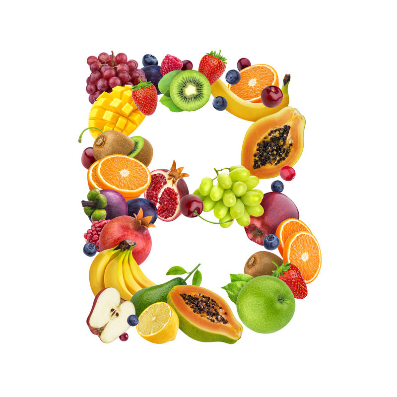 字母B由不同的水果和浆果制成水果字体孤立在白色背景上