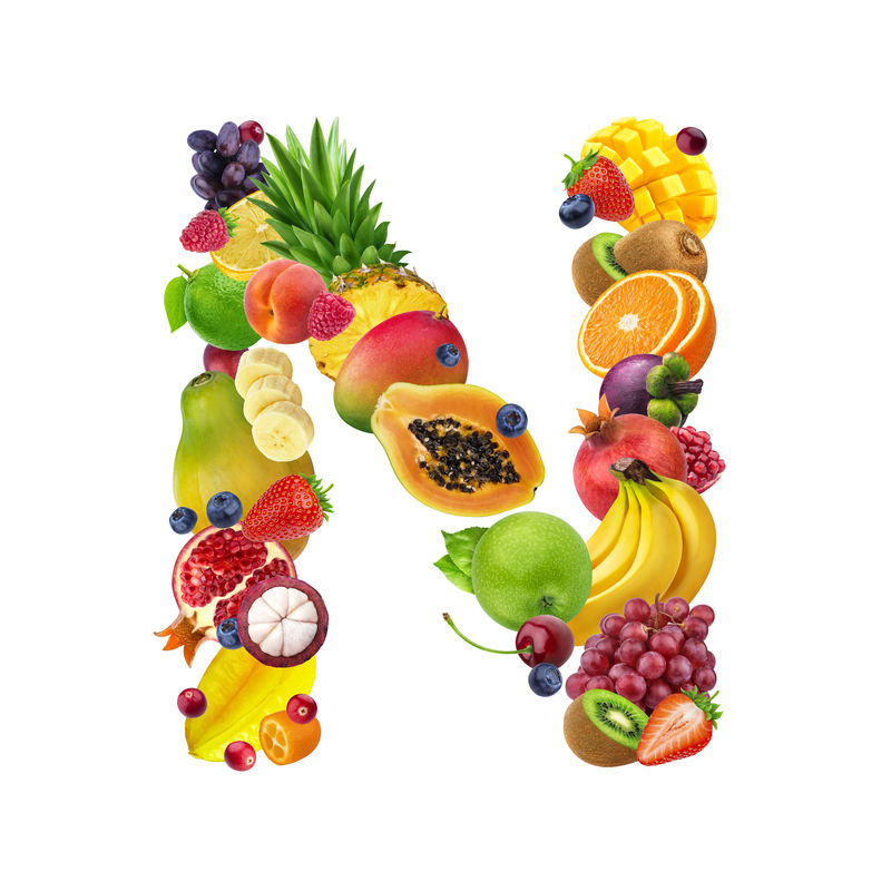 字母N由不同的水果和浆果制成水果字母表以白色为背景
