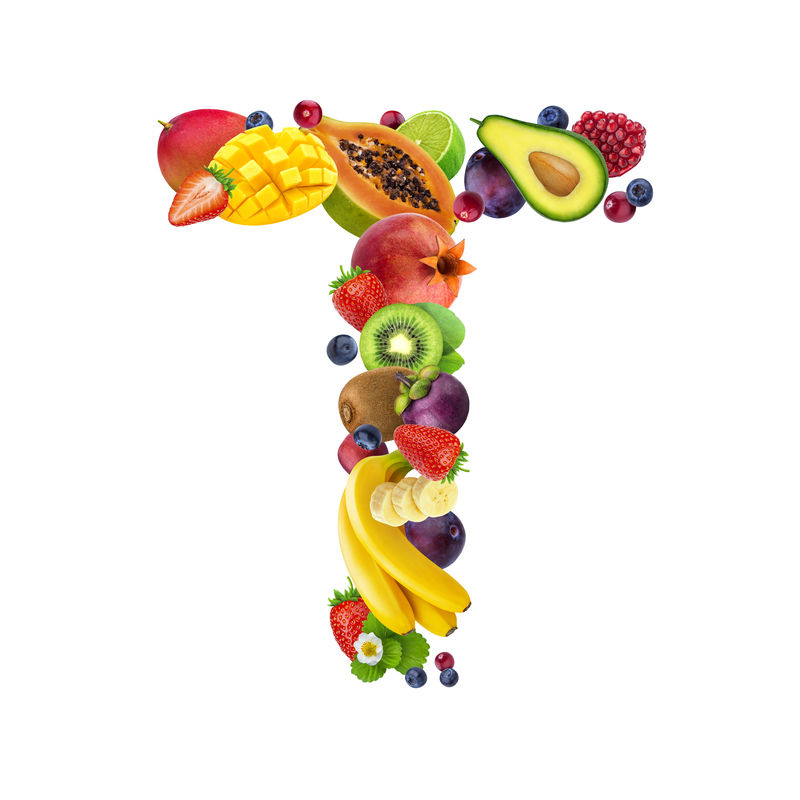 字母T由不同的水果和浆果制成水果字母表以白色为背景