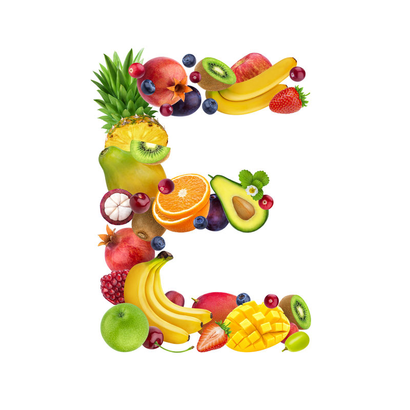 字母E由不同的水果和浆果制成水果字体孤立在白色背景上