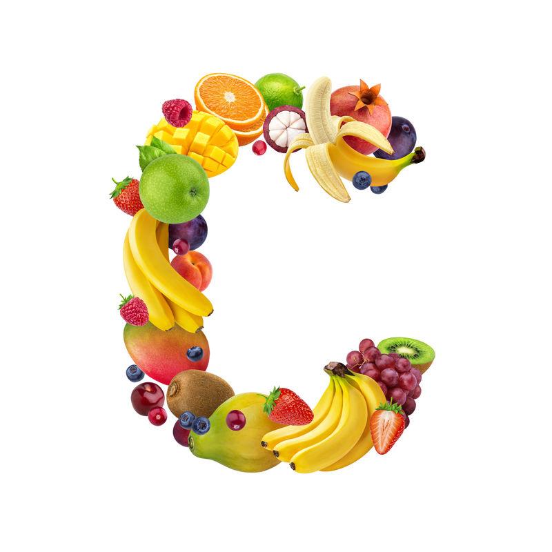 字母C由不同的水果和浆果制成水果字母表以白色为背景