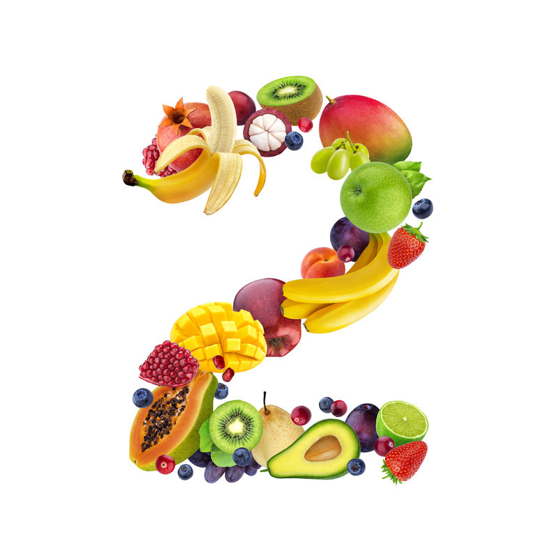第二种由不同的水果和浆果制成水果字母表以白色为背景