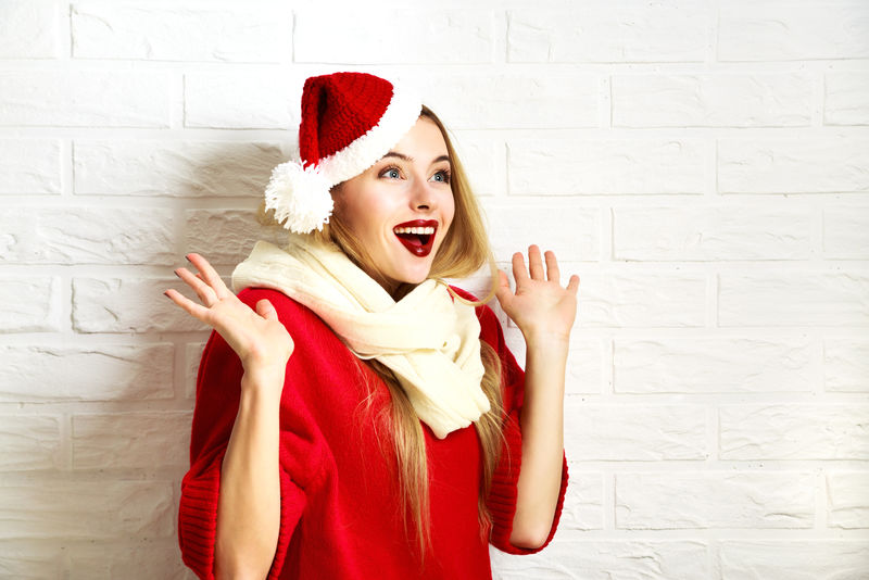 穿着红色冬衣的快乐圣诞女士
