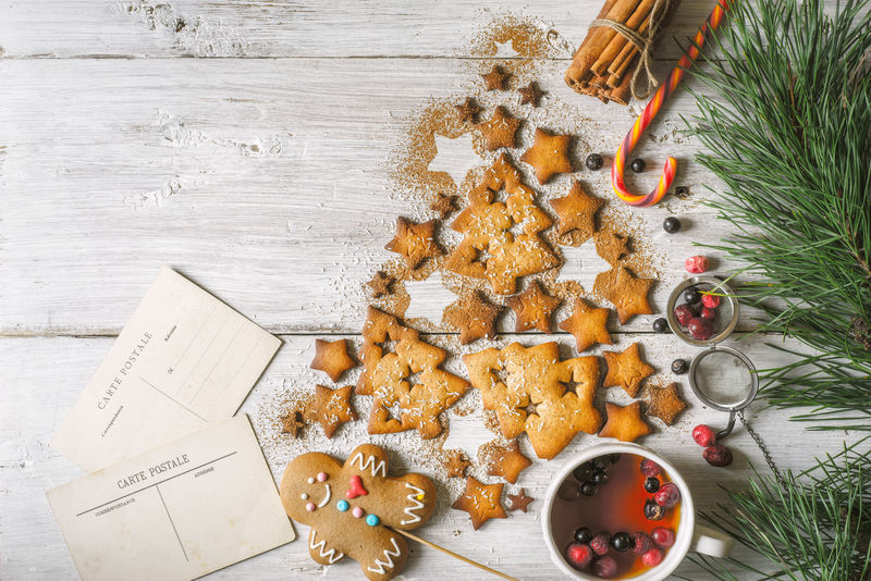 白色木桌顶视图上的圣诞树由饼干和肉桂制成具有圣诞特征