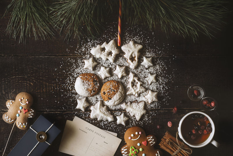 木制背景饼干制作的圣诞球具有不同的圣诞属性