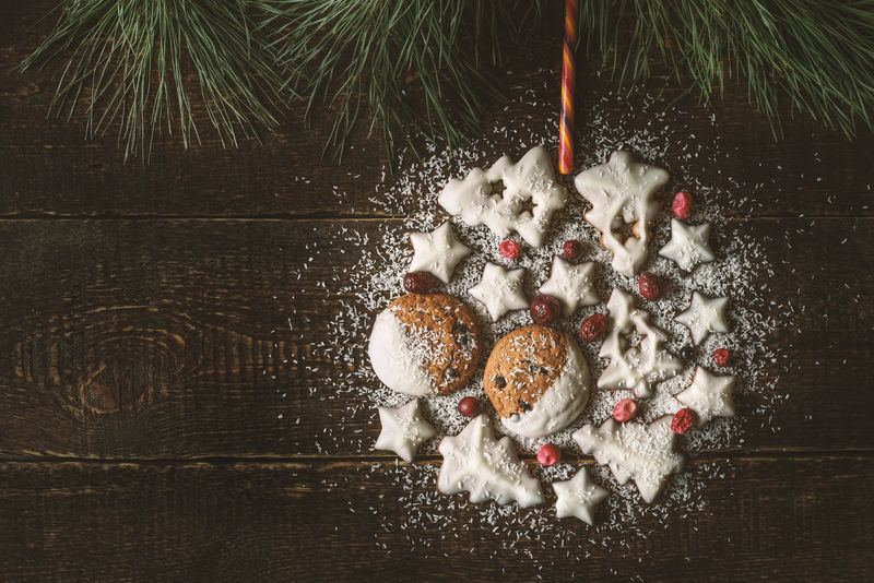 木制背景顶视图上由饼干和浆果制成的圣诞球
