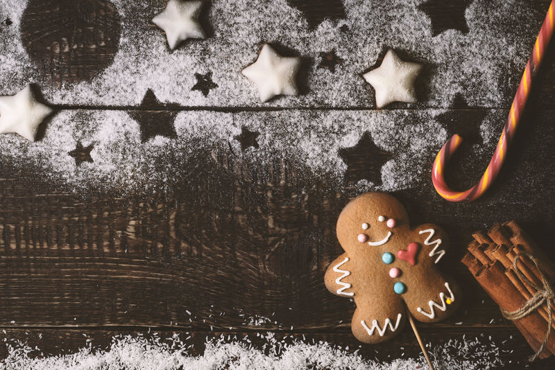 圣诞作曲与姜饼人在木桌上顶视图