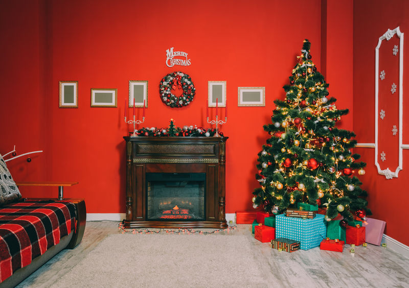 带圣诞树和壁炉的散焦背景客厅