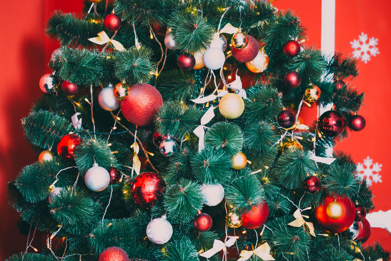 美丽的圣诞树红色和金色的小玩意儿和花环在新的一年背景明信片的想法软焦点浅度
