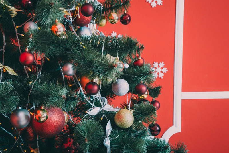 带圣诞树和礼物的散焦背景客厅