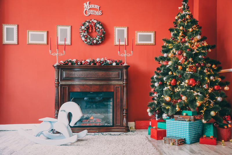 漂亮的新年房间装饰有圣诞树礼物和壁炉明信片的想法软焦点浅度