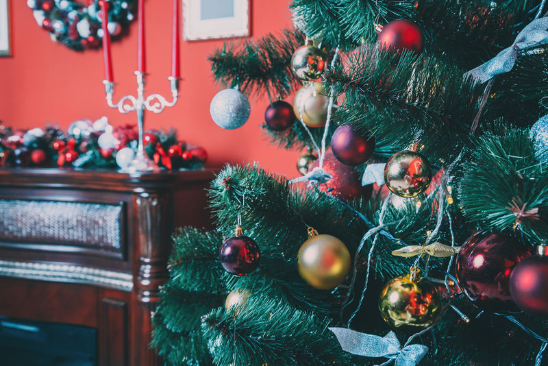 漂亮的新年房间装饰有圣诞树和壁炉明信片的想法软焦点浅度