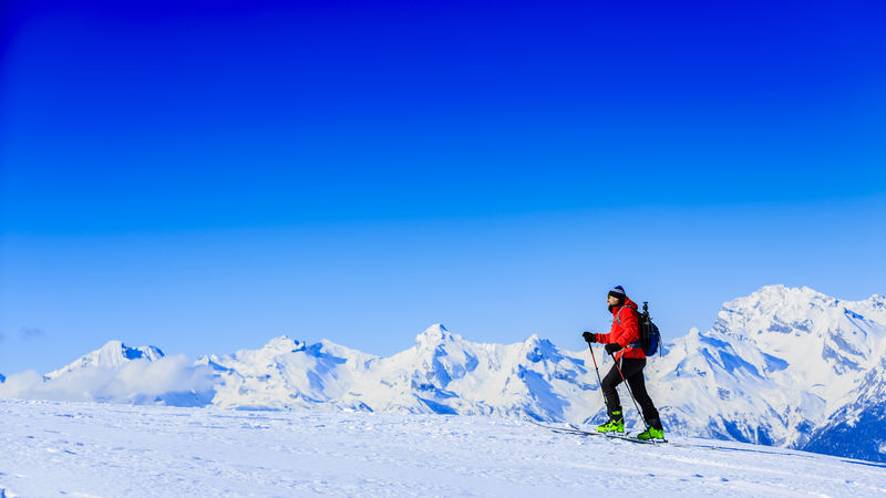 在阳光明媚的日子里在高山上滑雪雪山山脉山峰阿尔卑斯山地区瑞士瓦利斯