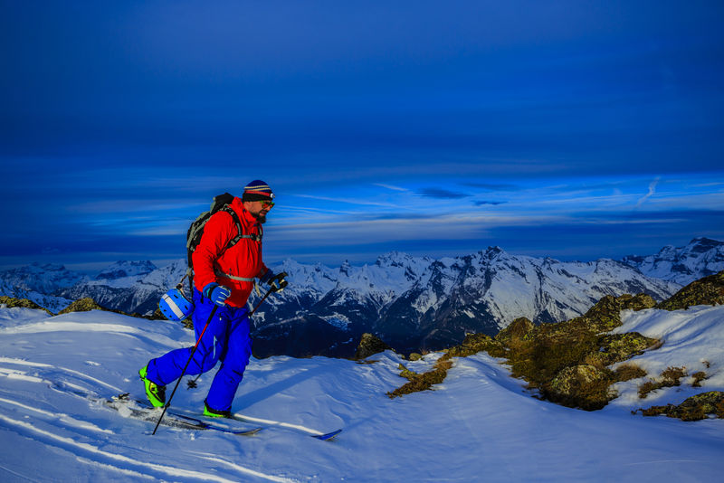 日出前在高山上用新鲜的粉末雪滑雪雪山山脉山峰阿尔卑斯山地区瑞士瓦利斯