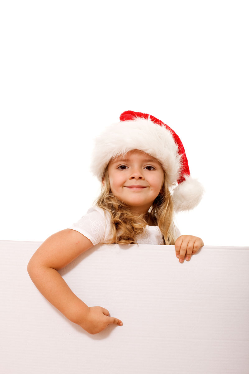 微笑快乐的圣诞帽女孩指着白旗