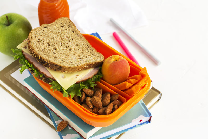 带三明治水果和坚果的学校午餐盒