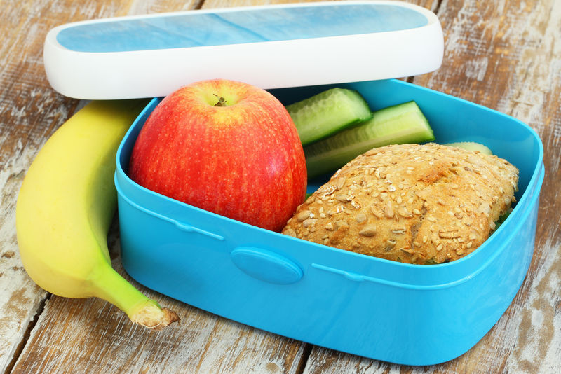健康午餐盒包括混合谷物奶酪卷红苹果黄瓜条和香蕉