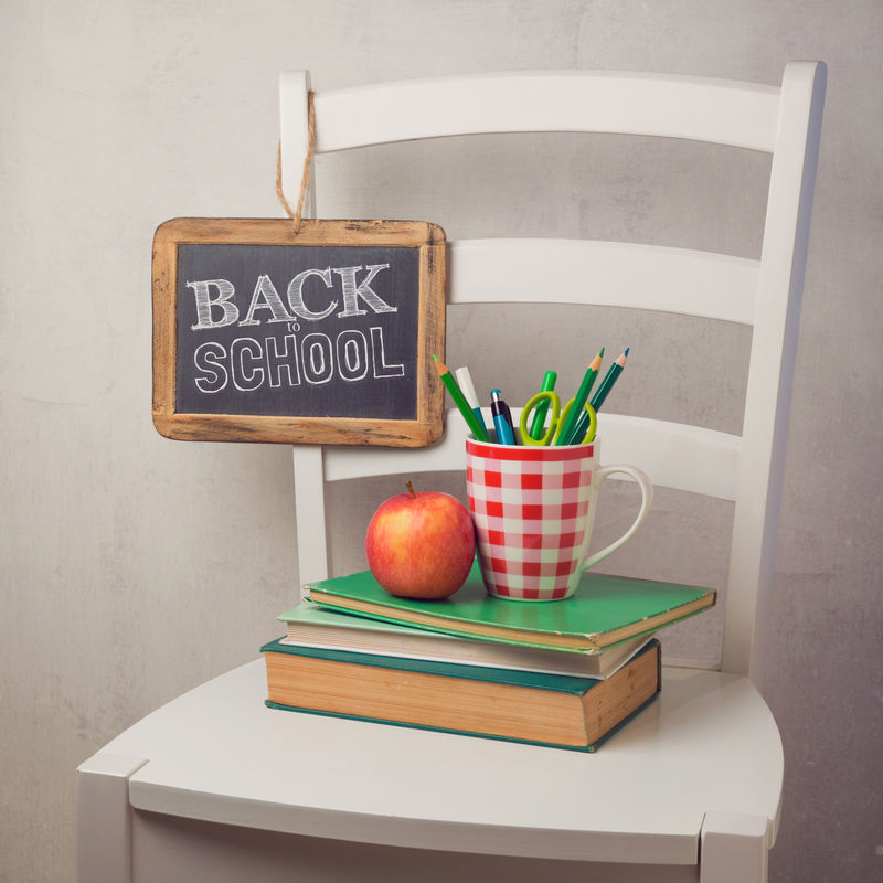 回到学校的概念书铅笔在杯子里黑板在椅子上