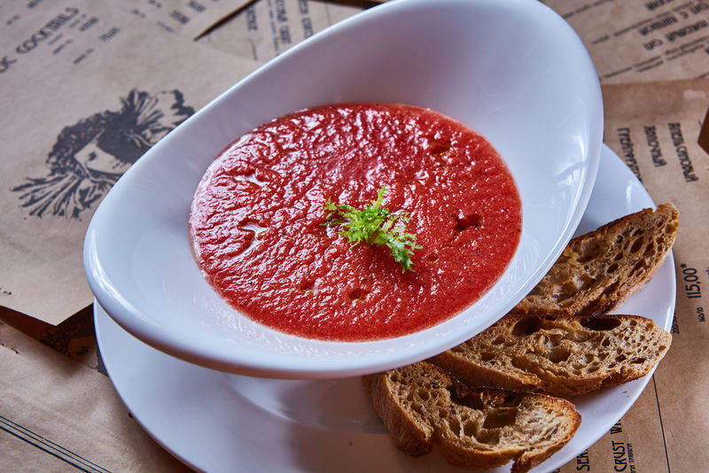 西班牙凉菜汤与tomatos番茄