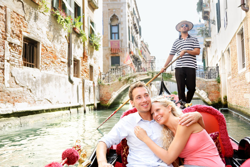 威尼斯浪漫旅行夫妇乘坐敞篷船