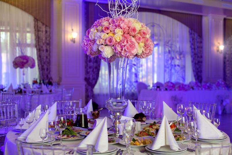 豪华婚宴的餐桌摆设美丽的鲜花在桌子上