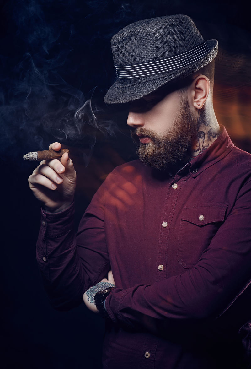 戴帽子的留胡子的男人