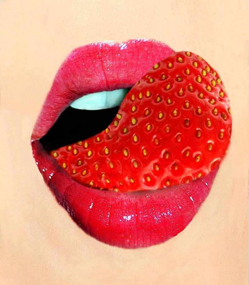 嘴唇-红色唇膏和Strawberry的女人特写丰满丰满性感的嘴唇与专业的唇妆举行浆果在白色健康的牙齿-美容和化妆品的概念-高分辨率