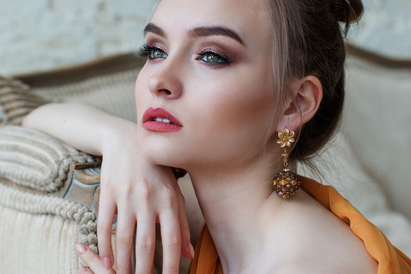 美丽的年轻金发模特-专业化妆-完美的皮肤-长长的耳环