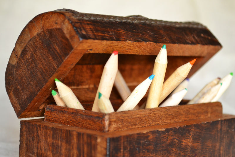 放在箱子里的木制铅笔